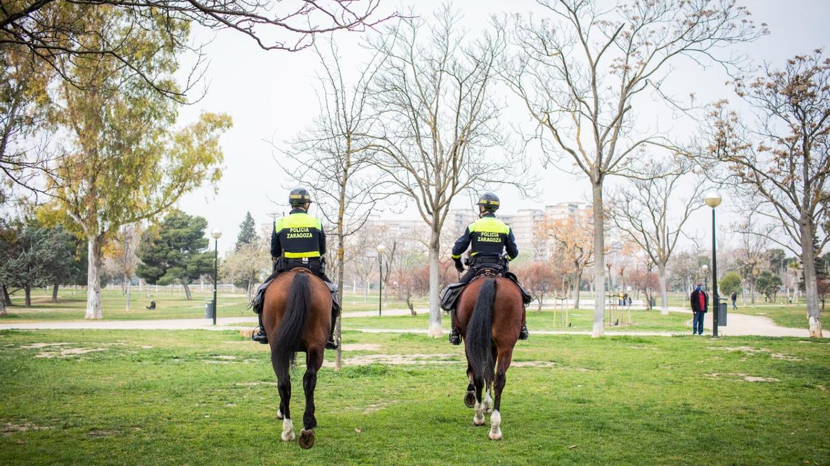 Dos agentes a caballo, patrullando el parque del Tío Jorge durante la Cincomarzada de 2021.