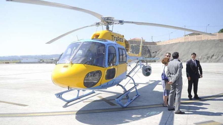 El helicóptero Pegasus, ayer, en el aeropuerto de Alvedro.