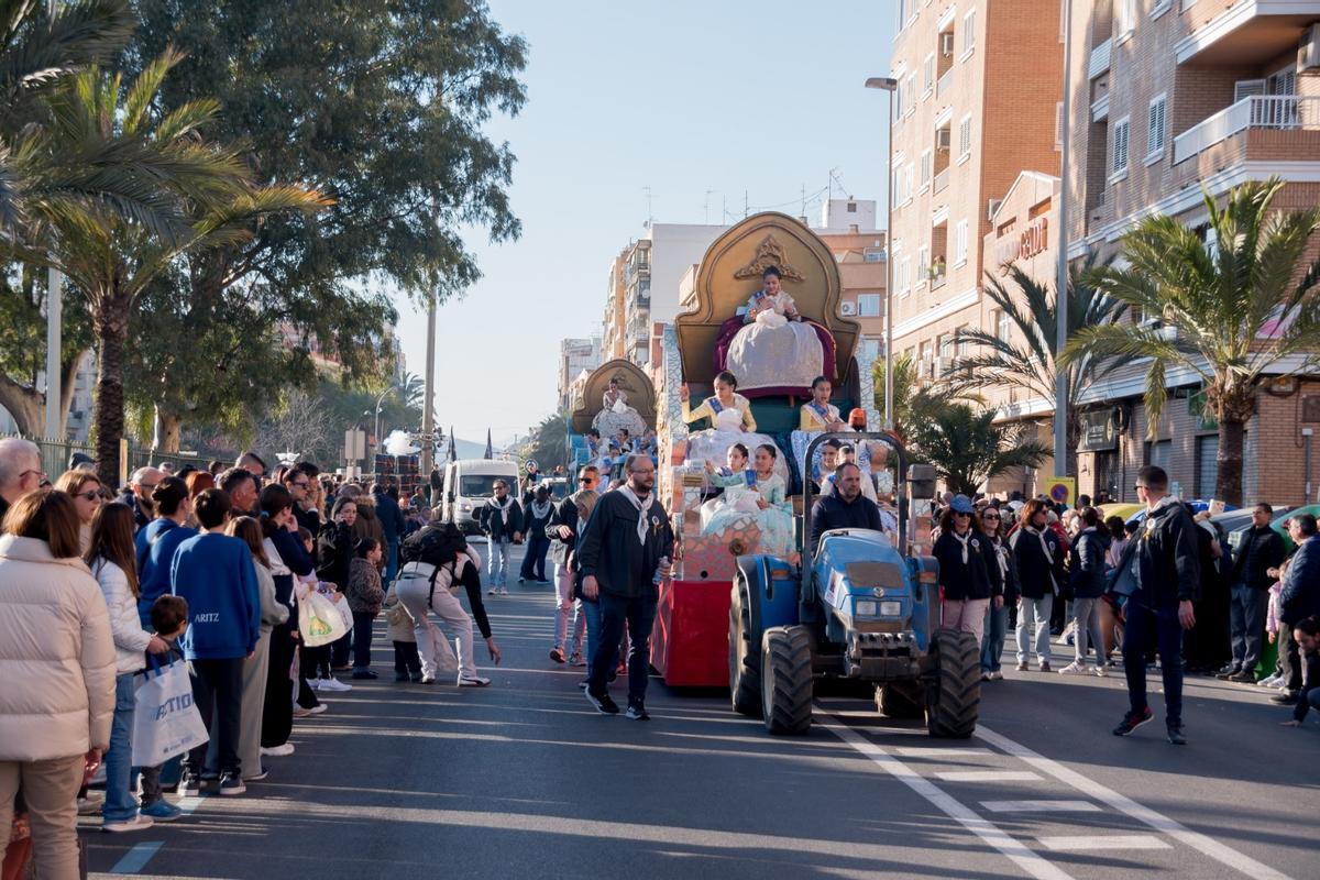 La cabalgata fallera llena de color el Port de Sagunt