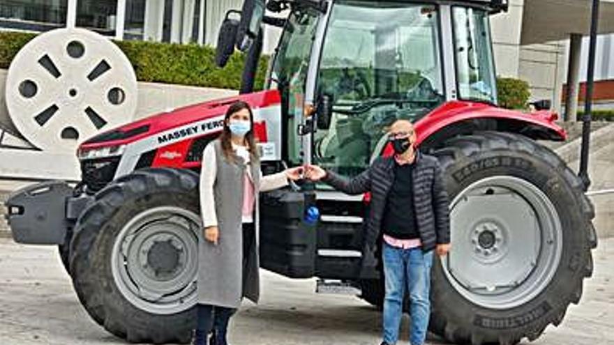 Entrega del nuevo tractor.