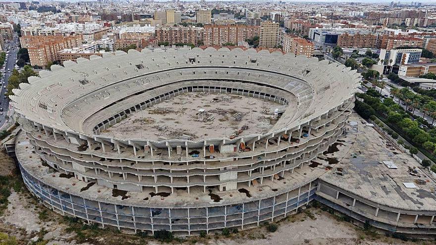 El nuevo e inacabado estadio del Valencia, cuya estructura sobresale en la avenida de Corts Valencianes. (En ventana) Reunión de Murthy con Ribó y Gómez.