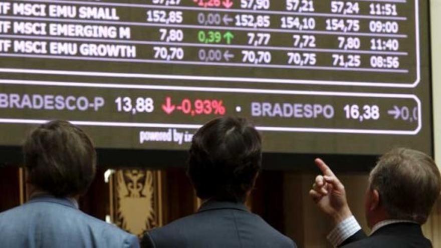 El Ibex 35 cierra casi plano