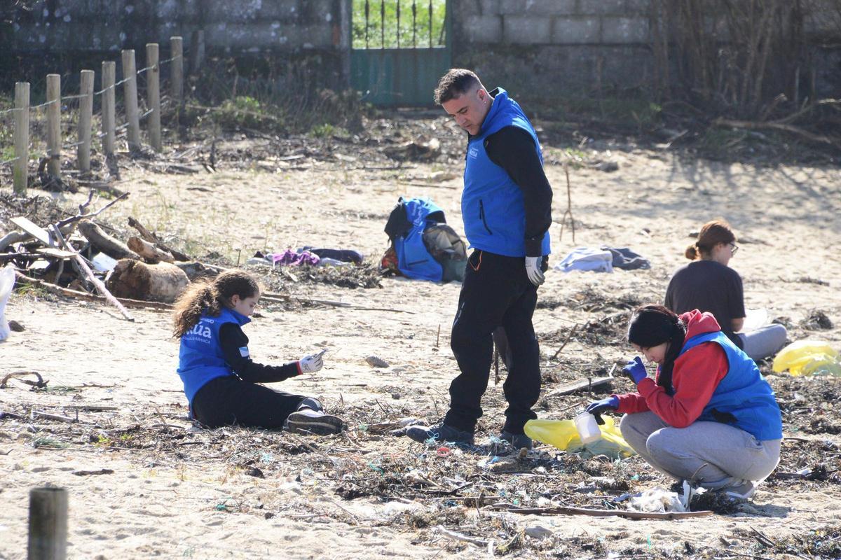 La limpieza de la playa de Area de Bon, en Bueu, en imágenes (I)