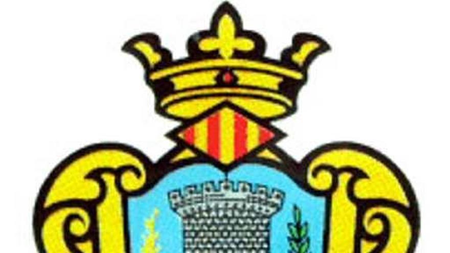 Imagen del escudo que se ha venido utilizando hasta la fecha y del nuevo, sin la ornamentación exterior.