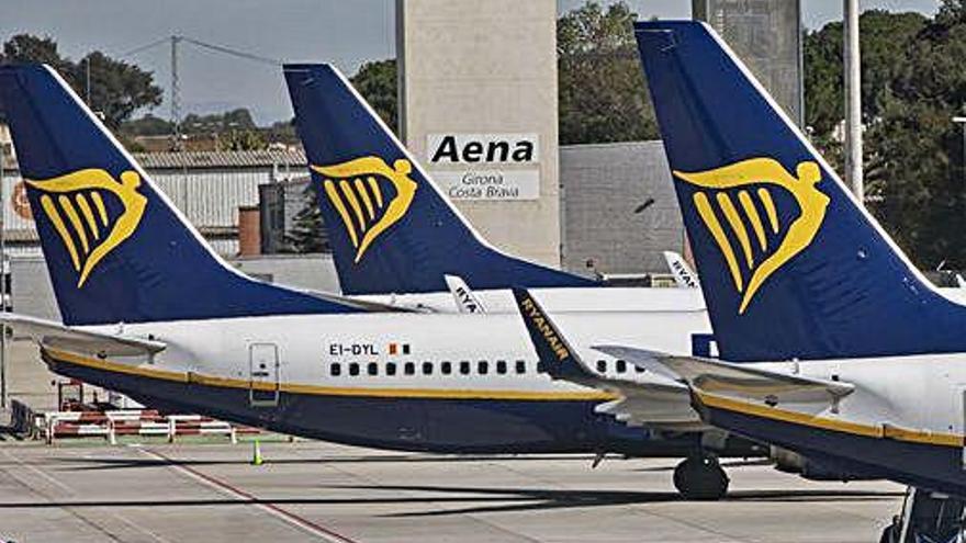 Avions de Ryanair, estacionats a l&#039;aeroport de Girona.