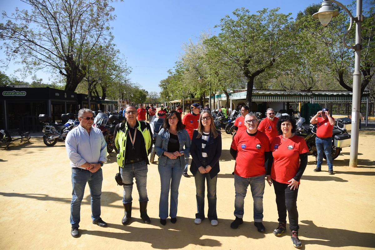 La alcaldesa de Palma del Río, con los organizadores de la ruta motera Desafío Córdoba Perimetral.