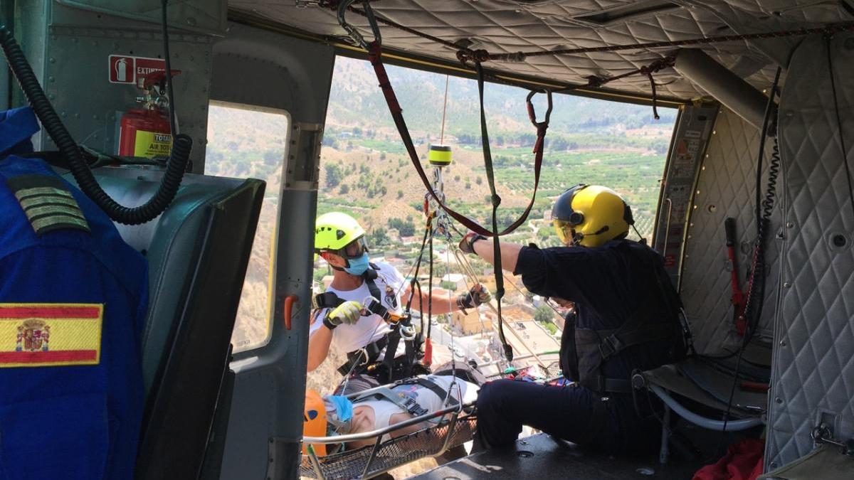 Rescatan por aire a una mujer accidentada cuando hacía senderismo en Blanca