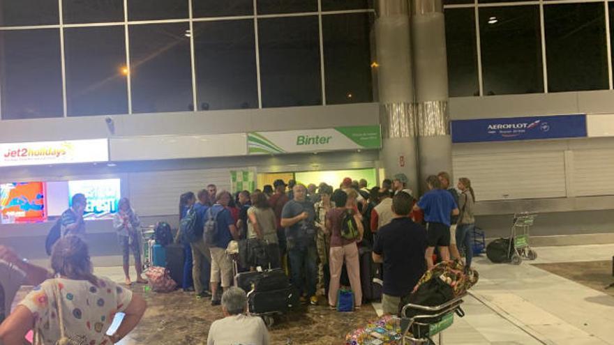 Cola de pasajeros esperando en el mostrador de Binter en el aeropuerto del sur.