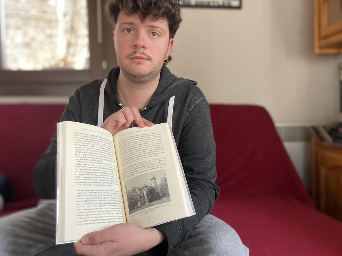 L'historiador de Cerdanya Marc Pont amb el llibre que recull el seu estudi