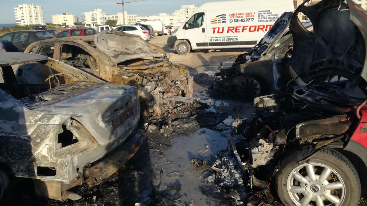 Arden cuatro coches en un aparcamiento de Ibiza