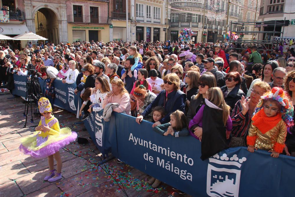 Las familias y los niños disfrazados toman las calles del centro de Málaga el primer domingo de Carnaval.