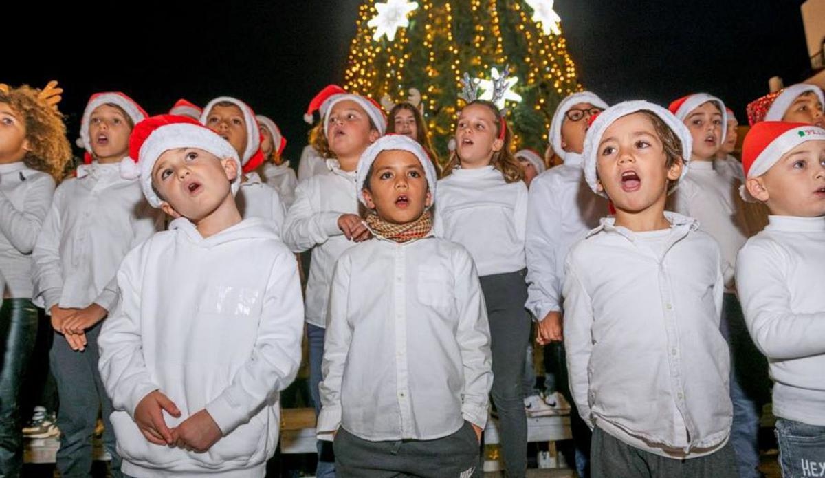 Actuación infantil en el encendido de luces de Navidad el 1 de diciembre. | FOTOS: AJUNTAMENT SANTA EULÀRIA DES RIU