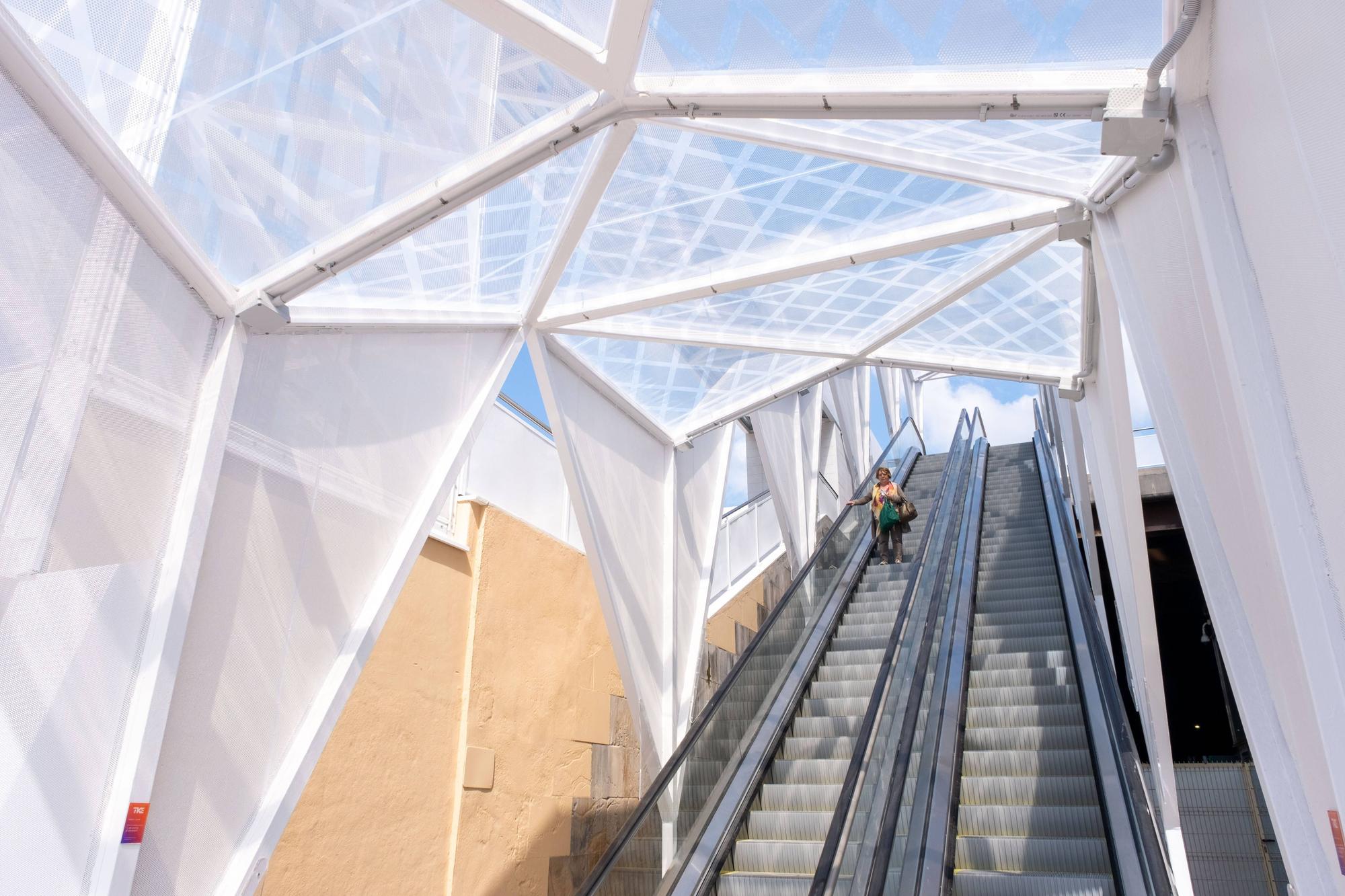 Las nuevas escaleras mecánicas que conectan Uría con la Losa de Oviedo empiezan a funcionar