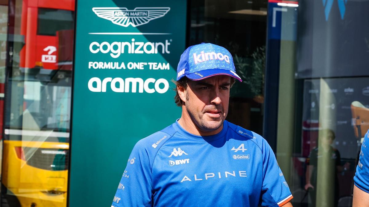 Alonso, en el paddock del Autódromo Internacional de Monza, durante el GP de Italia de Fórmula 1