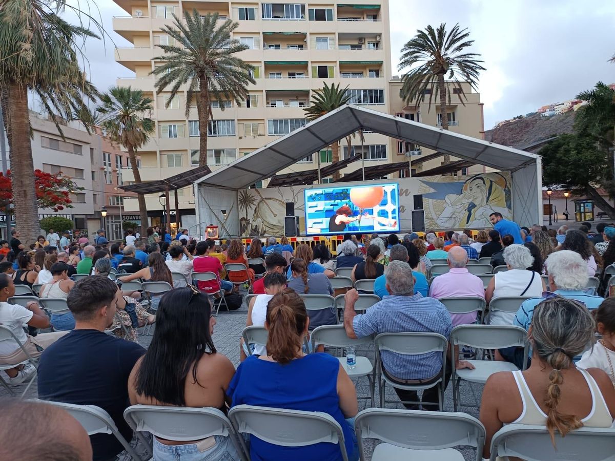 Vecinos de la capital gomera siguen en directo el Grand Prix en el que participan.