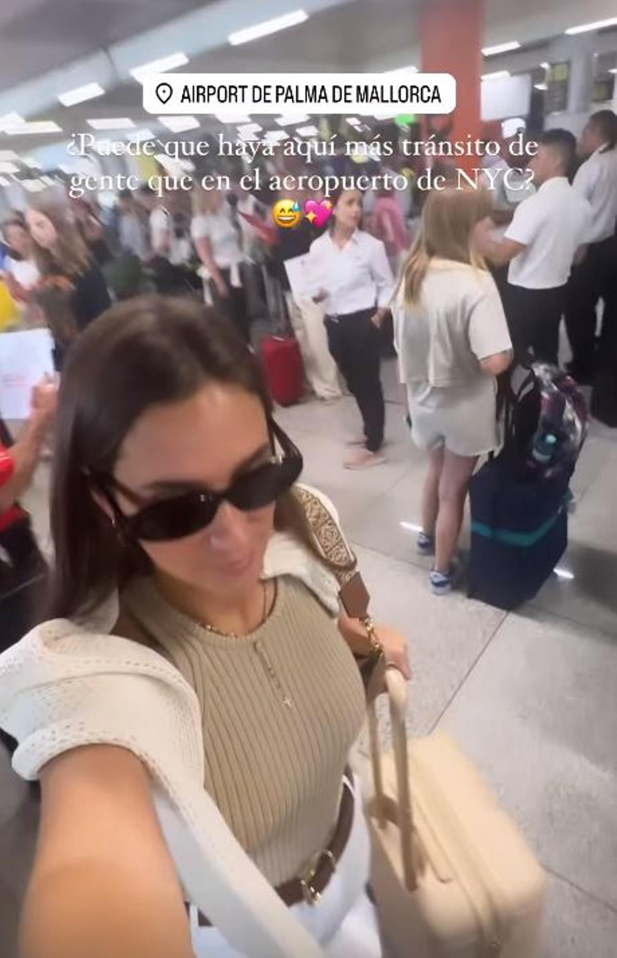 María Pombo se graba en la salida del aeropuerto de Palma