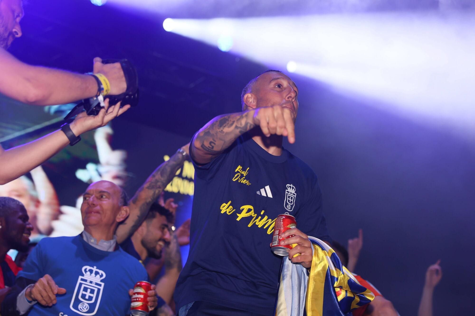 Así se celebró el ascenso del Oviedo a Primera: la afición estalla en una noche histórica