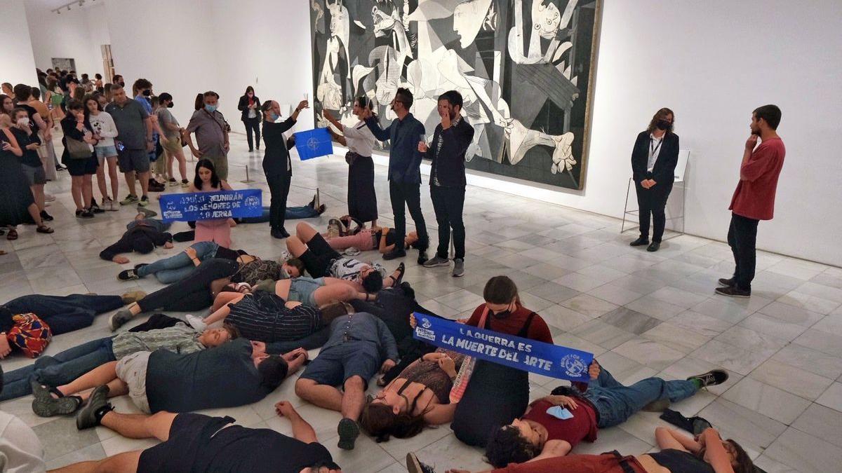 Acción de protesta de XR en el museo Reina Sofía