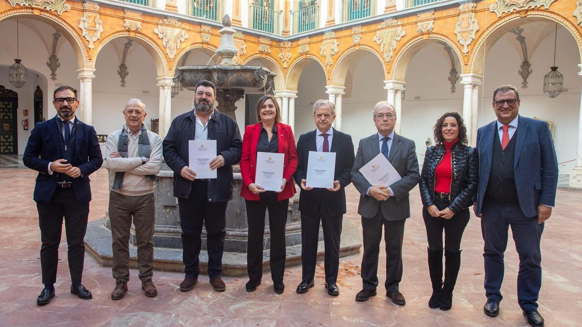 Los firmantes del acuerdo, en el Patio Barroco de la Diputación.