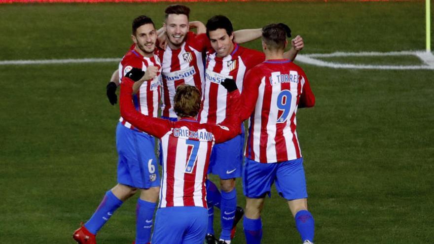 Los jugadores del Atlético celebran el gol de Gaitán.