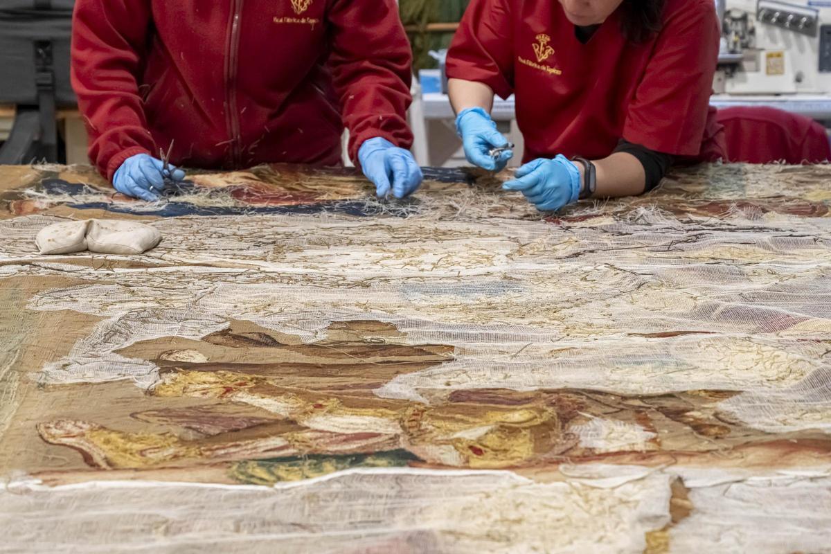 Archivo - Proceso de restauración de cuatro tapices de la colección de Fundación Ibercaja.