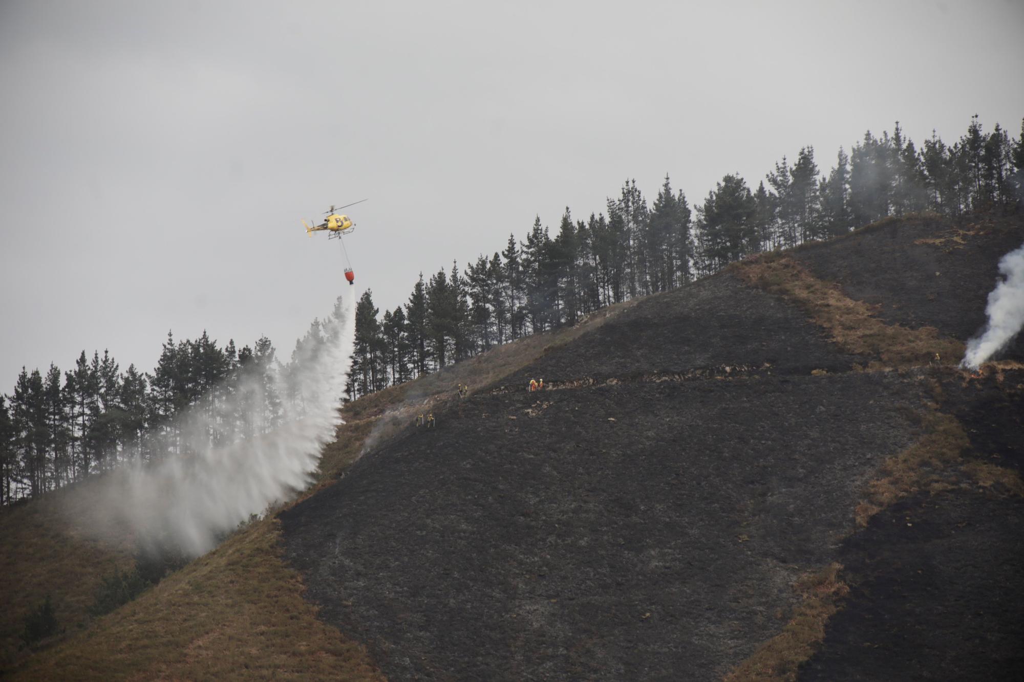 En imágenes: El fuego asedia Asturias, con 51 incendios activos