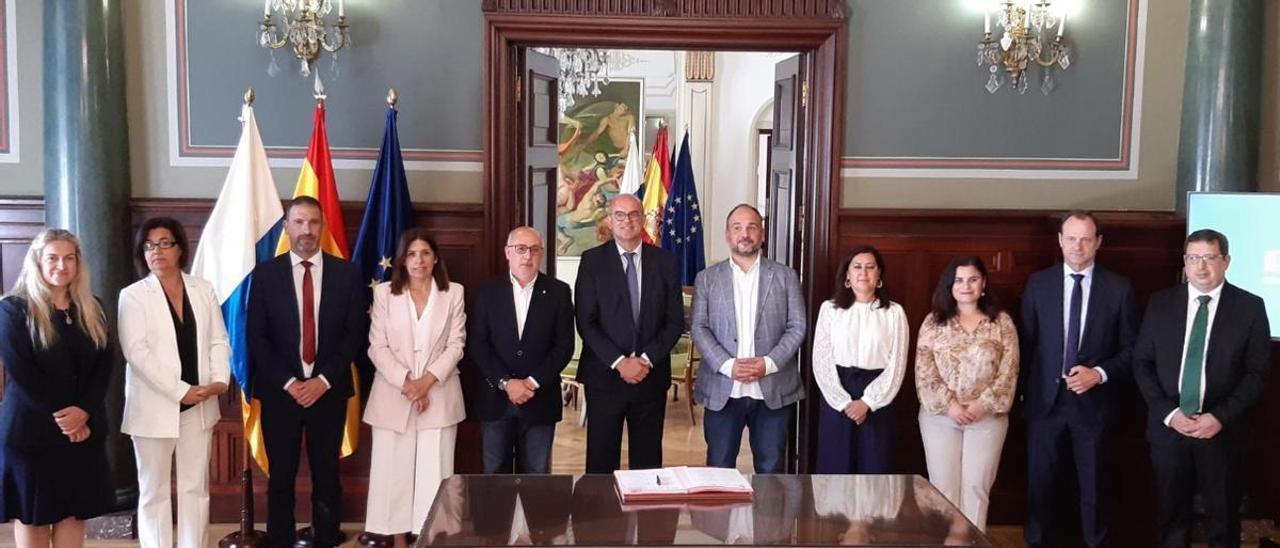 Firmantes del protocolo para colaborar en la transición energética de Canarias.