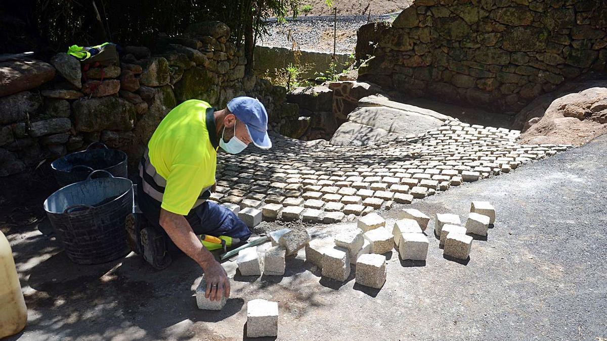 Un operario municipal trabaja en la restauración de la fuente de Señoráns (Paradela). |  // NOÉ PARGA