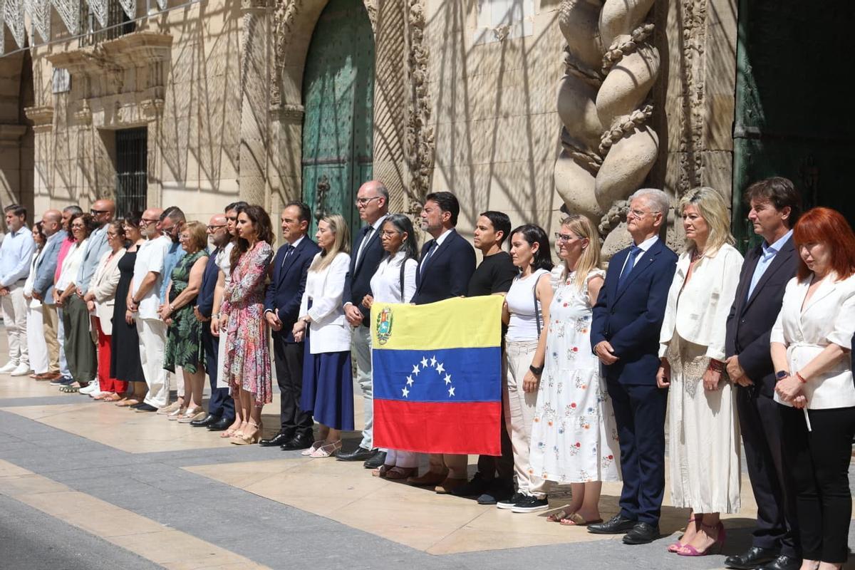 La Corporación guarda un minuto de silencio en solidaridad con Venezuela.
