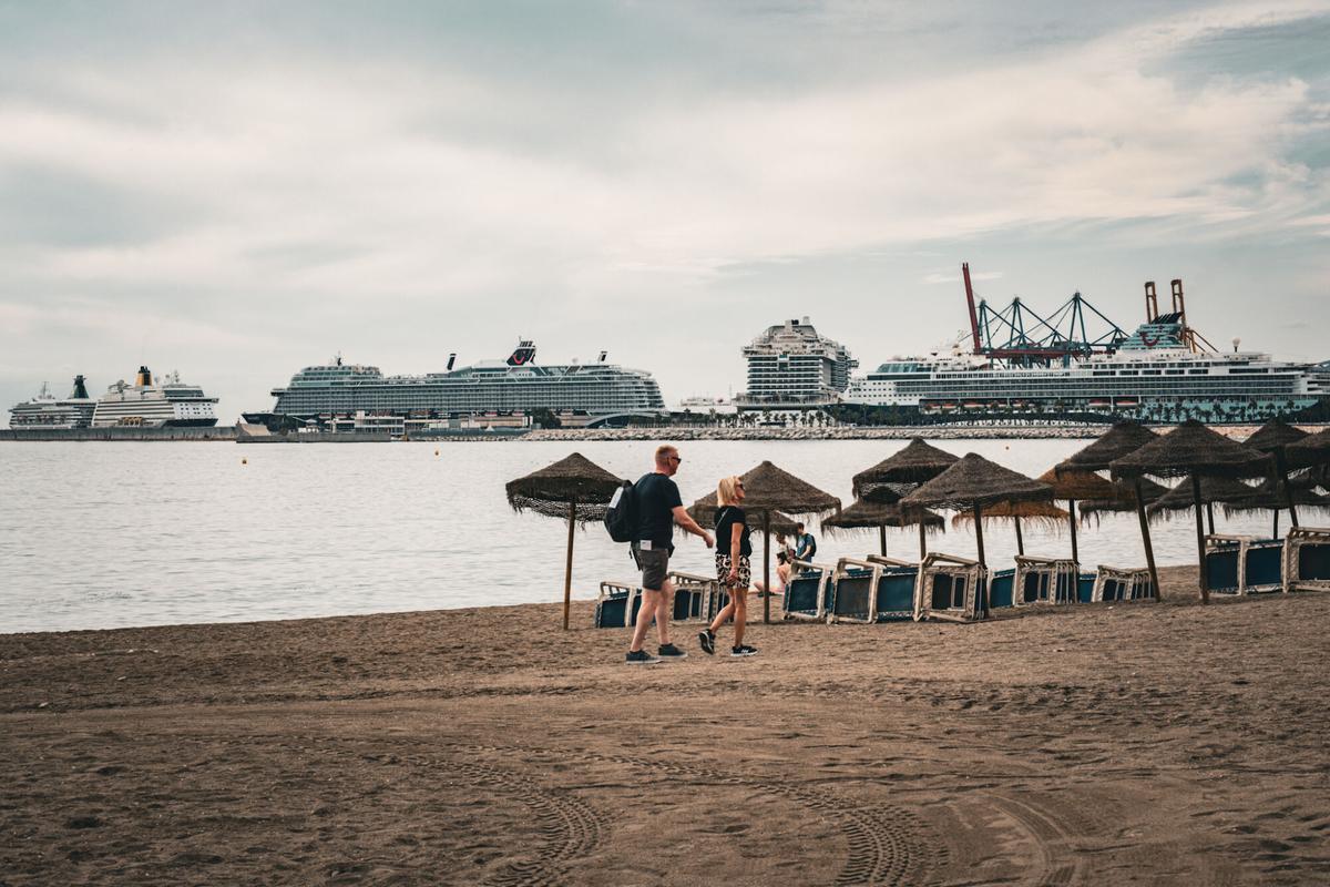 Cruceros, en el puerto, vistos desde la playa de La Malagueta.