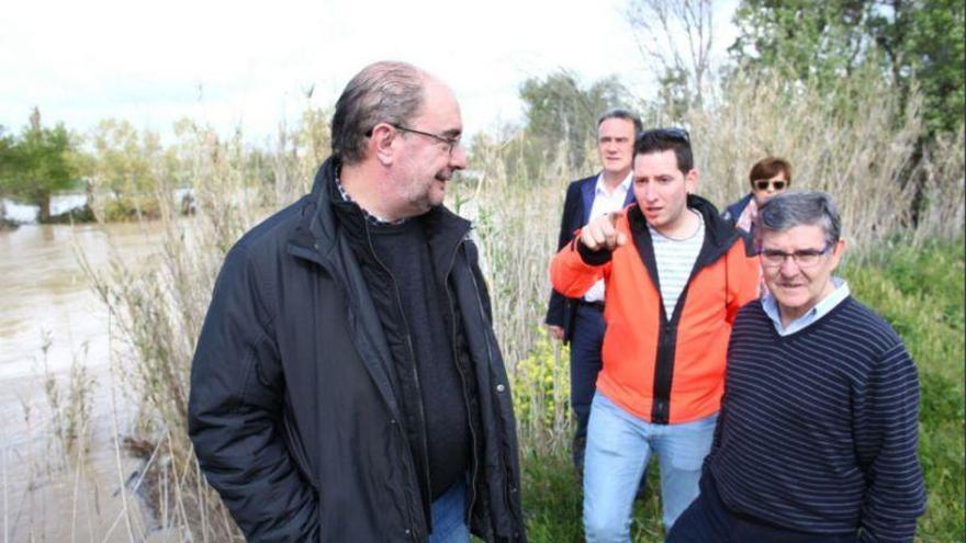 Lambán asegura que la crecida del Ebro está &quot;controlada&quot; y pide tranquilidad