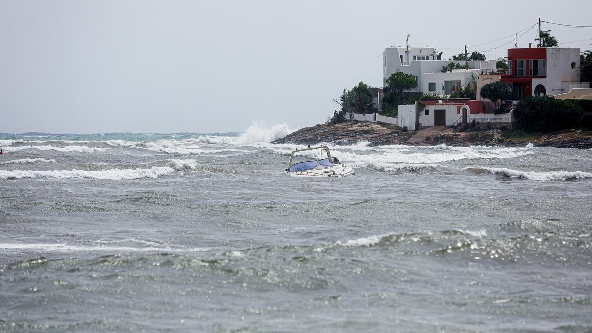Una embarcación inundada en una playa de Ibiza a causa del temporal