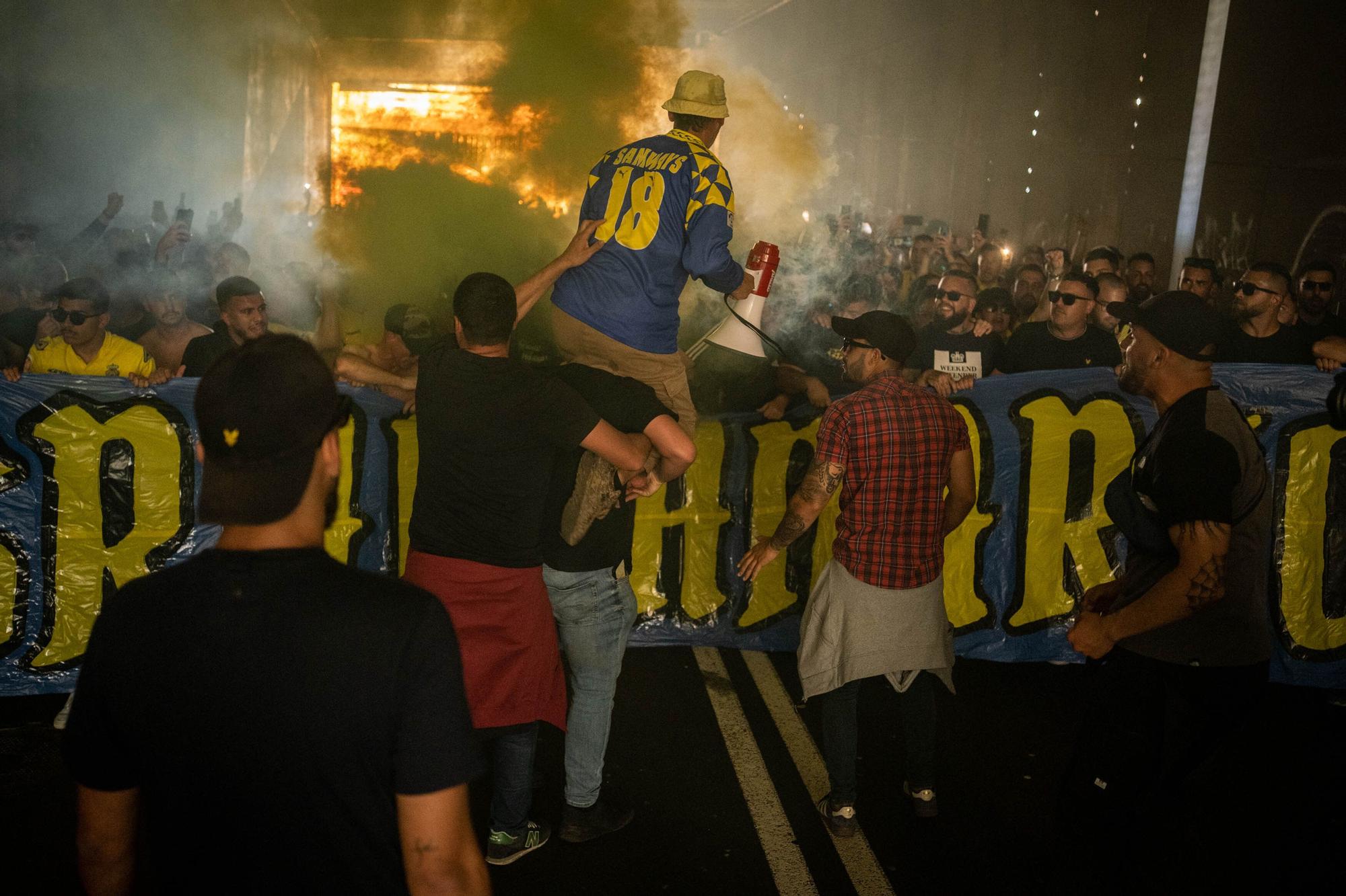 Los aficionados de la UD Las Palmas se dirigen al Heliodoro