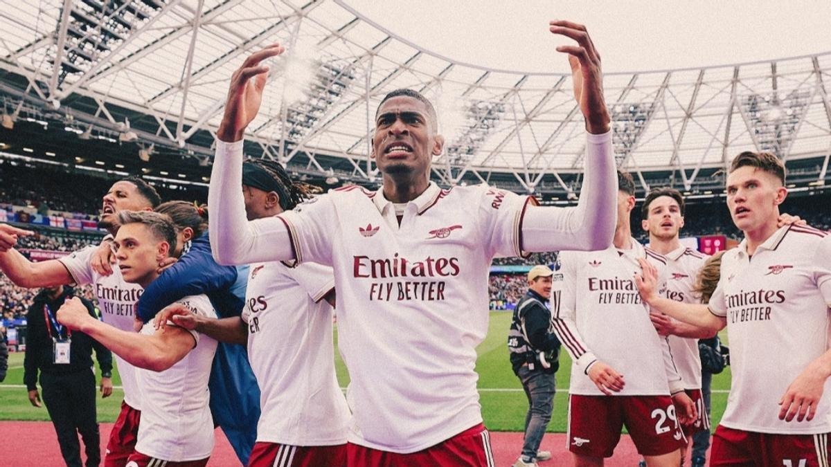 EX VALENCIA CF Mosquera se proclama campeón de la Premier League con el Arsenal