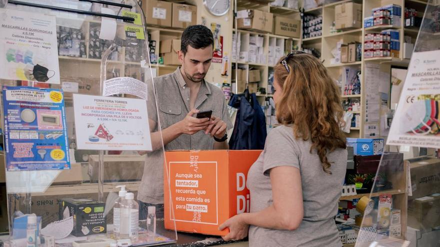 &quot;En esta ferretería han recogido hasta una rueda&quot;: así ayuda la paquetería a la supervivencia del pequeño comercio