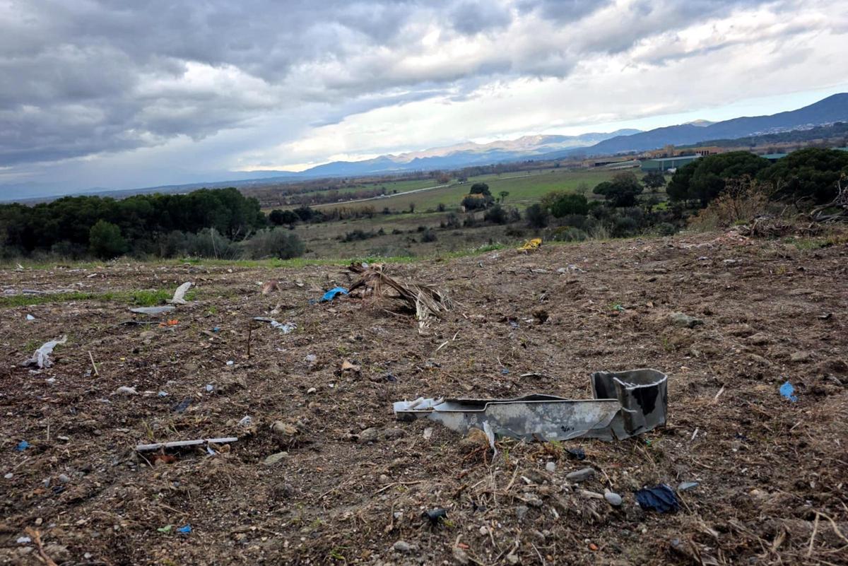 Imatge de les antigues deixalles que suren pel terreny.