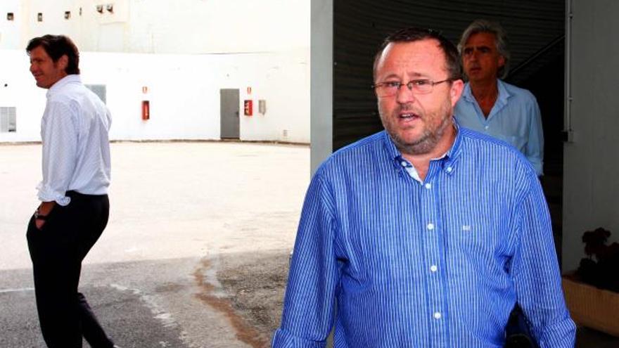 En primer término Vidal, seguido de Lafuente a la salida de la reunión con Alemany, a la izquierda.