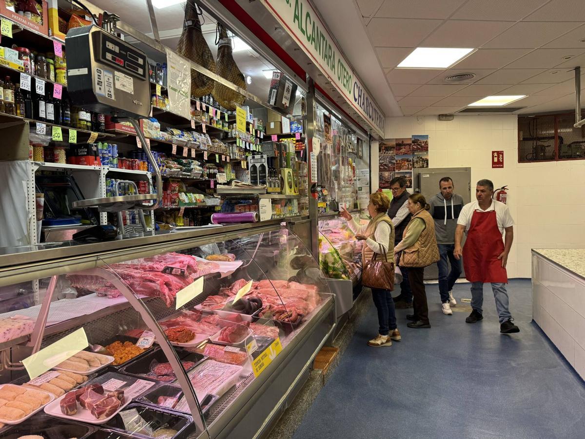 Clientes en el mercado de Ciudad Jardín.