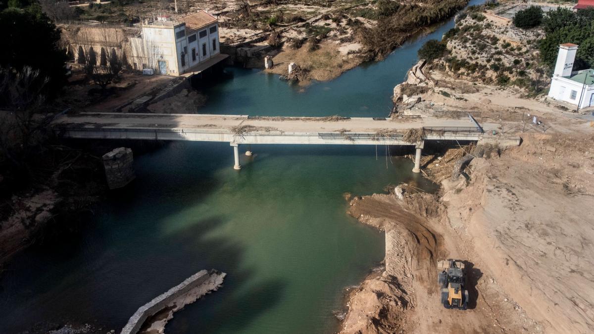 Puente de Bugarra dañado por la dana.
