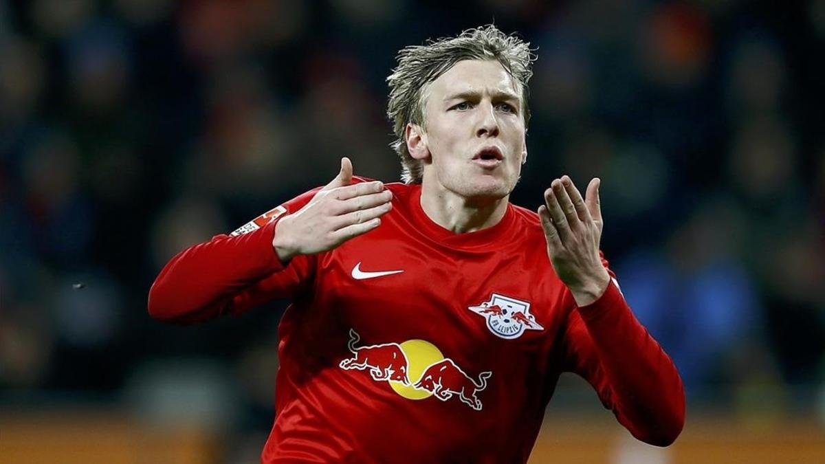 Emil Forsberg celebra uno de los goles ante el Leverkusen en el partido en el que el Leipzig conquistó el liderato.