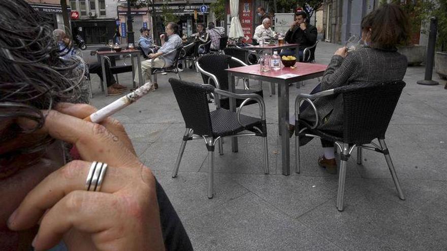 Sanidad anuncia la prohibición de fumar en la calle y el cierre de las discotecas en España ante el incremento de casos de covid-19