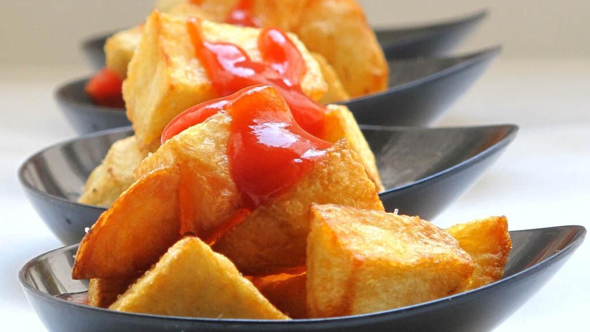 Una tapa de patatas bravas.