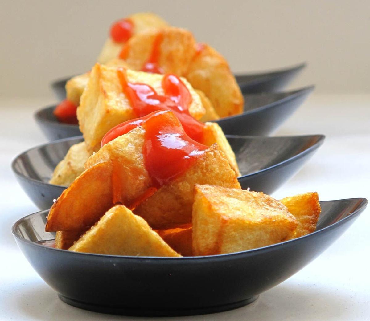 Una tapa de patatas bravas.
