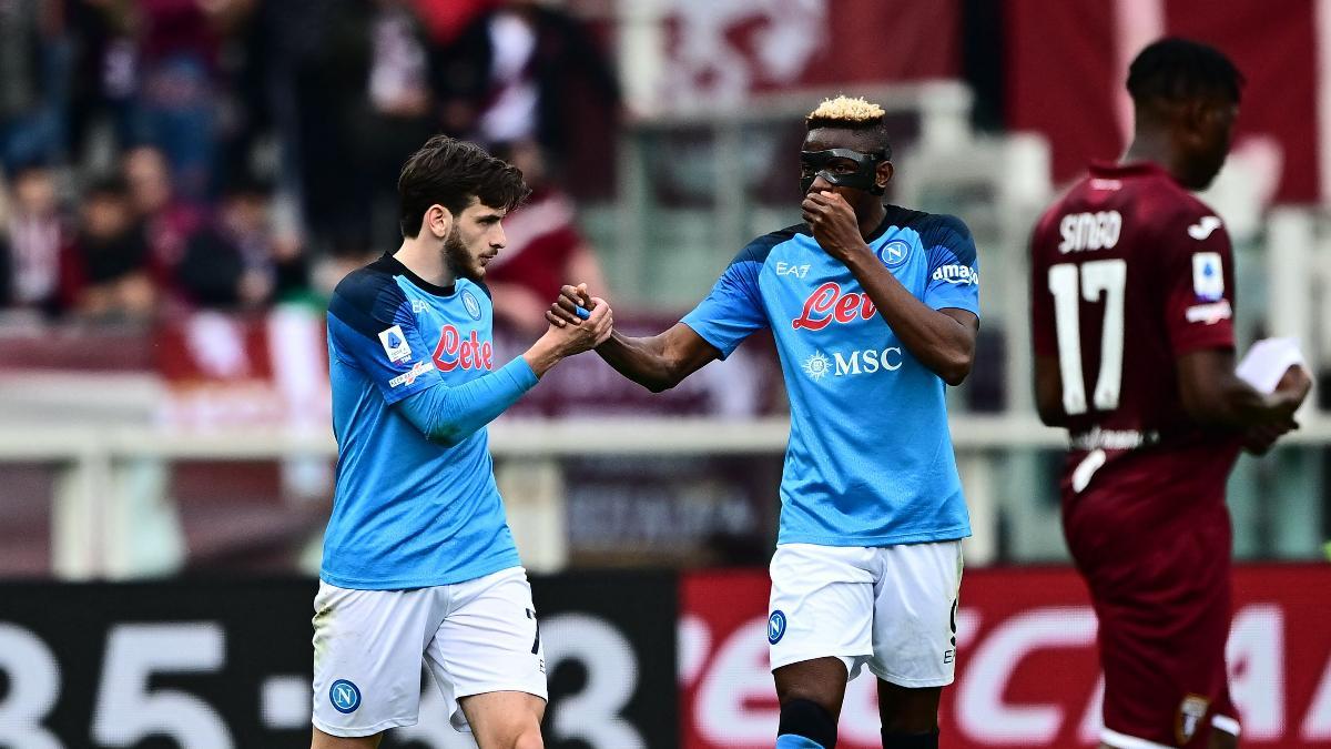 Kvaratskhelia y Osimhen celebran un tanto ante el Torino