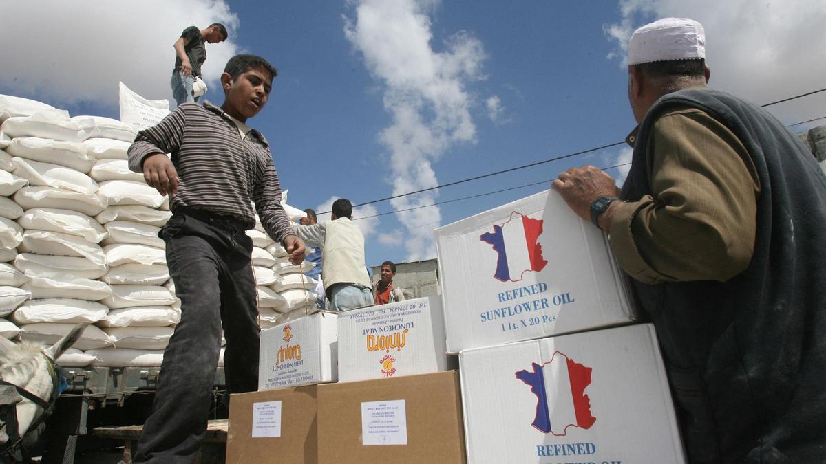 Refugiados palestinos recogen ayuda de la UNRWA en la ciudad de Gaza, el pasado miércoles.