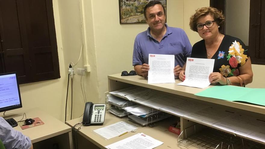 Fernando Muñoz y Lola Villalba, registrando las alegaciones.