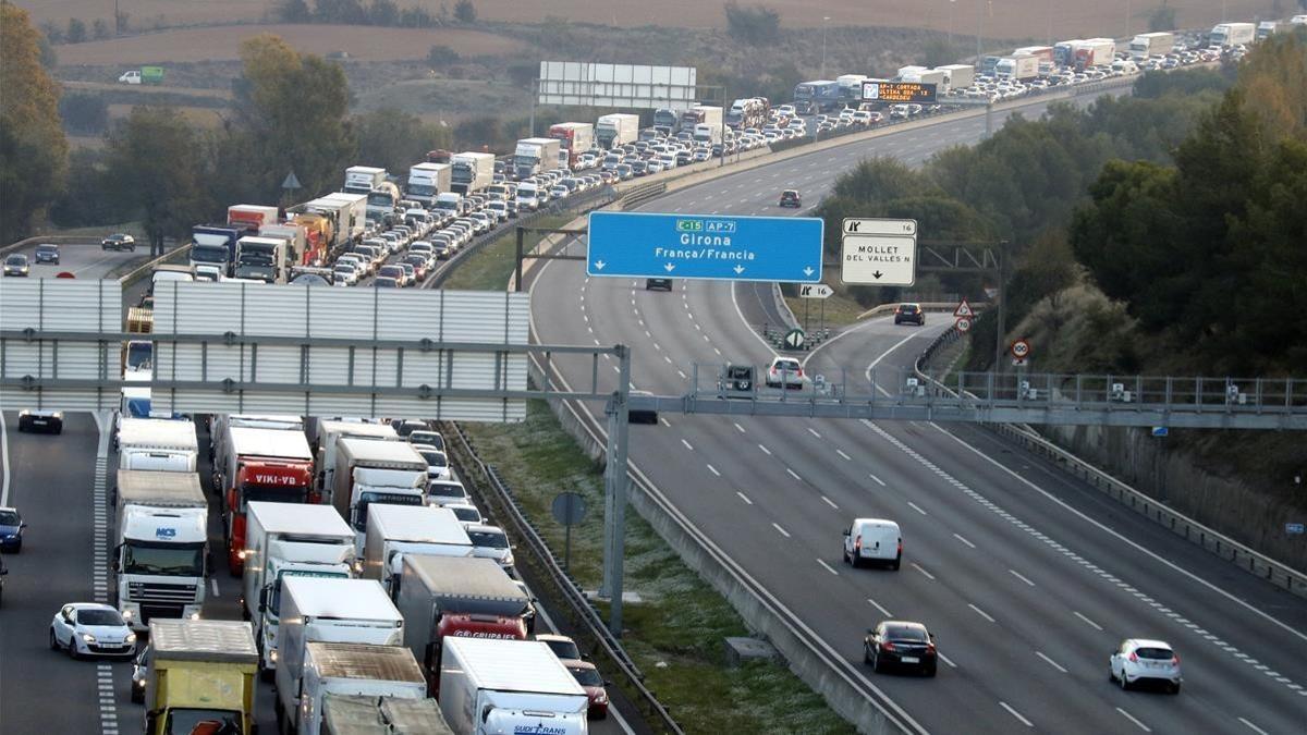 La AP-7 cortada entre Mollet del Vallès y Santa Perpètua de Mogoda,  a la altura del CIM Vallès.