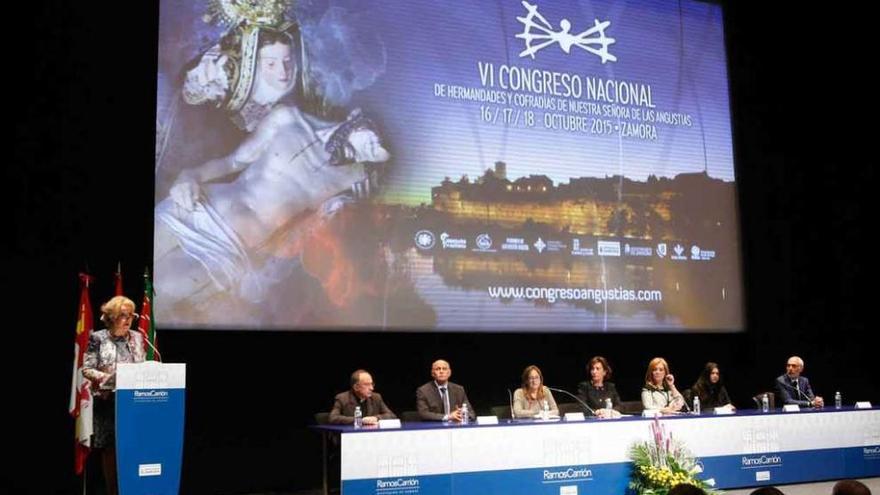 Tribuna presidencial del Congreso de Nuestra Señora de las Angustias, ayer, en el teatro Ramos Carrión.