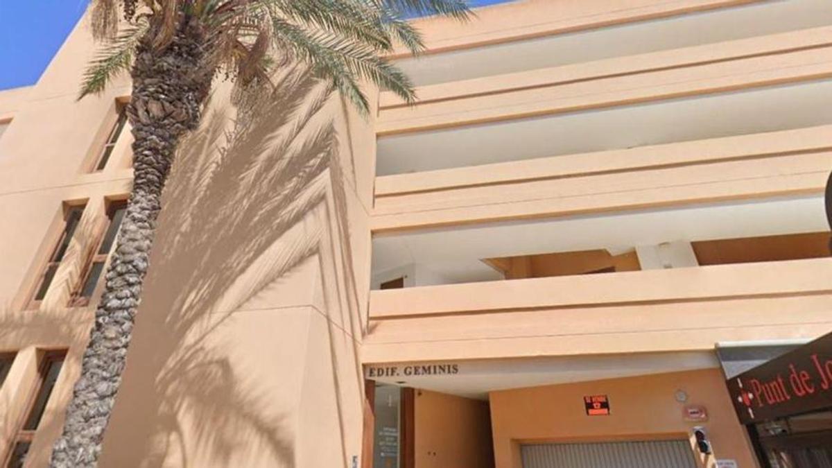 El edificio desde donde se precipitó la víctima.