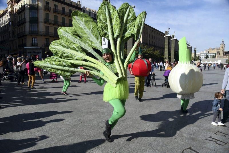 Miles de personas comen en la plaza del Pilar alimentos que iban a desecharse